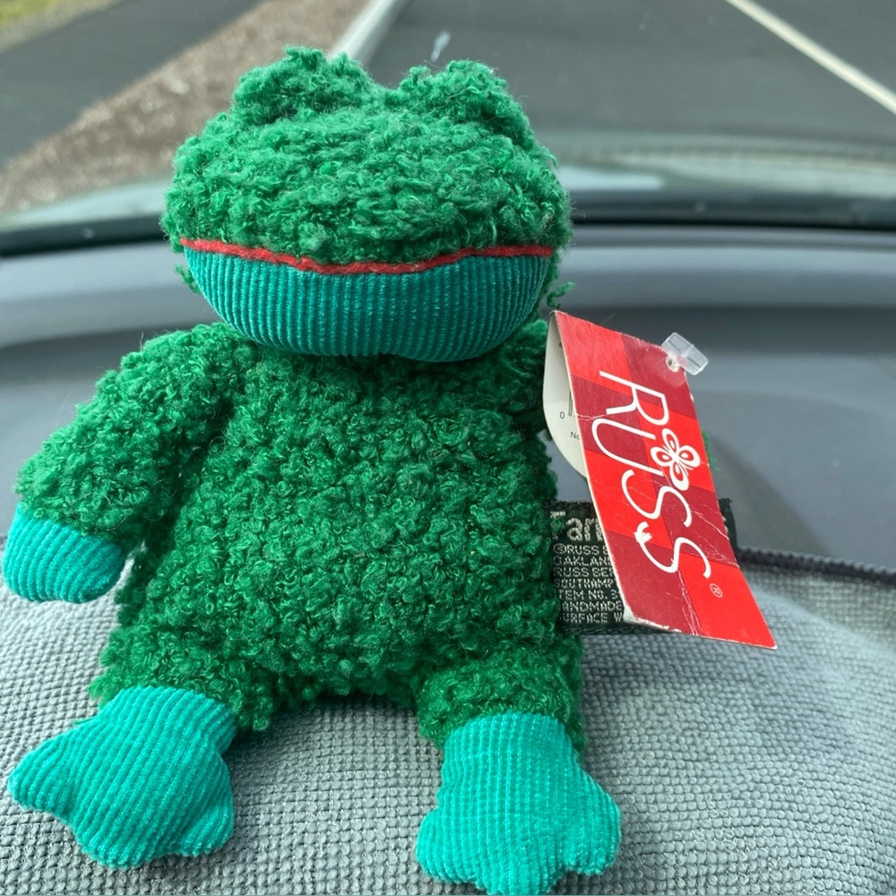 RUSS BERRIE & Co “Green Corduroy Frog Plush” Size 4” (seated) VTG with Tags